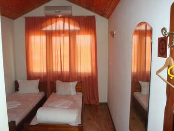 Фото номера Двухместный номер с 2 отдельными кроватями Мотели Motel - Restaurant Hemus г. Правец 2