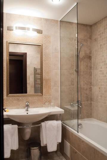 Фото номера Двухместный номер с 1 кроватью, вид на озеро Курортные отели Riu Pravets Golf &amp; Spa Resort г. Правец 5