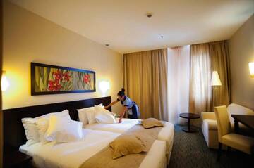 Фото номера Двухместный номер с 1 кроватью, вид на озеро Курортные отели Riu Pravets Golf &amp; Spa Resort г. Правец 3