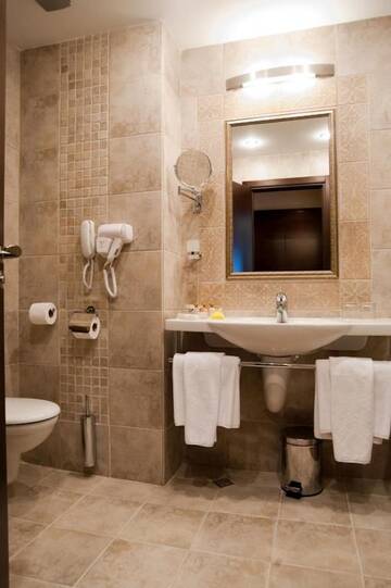 Фото номера Двухместный номер с 1 кроватью, вид на озеро Курортные отели Riu Pravets Golf &amp; Spa Resort г. Правец 6