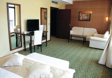 Фото номера Люкс Курортные отели Riu Pravets Golf &amp; Spa Resort г. Правец 3